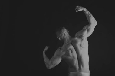 Yakışıklı güç atletik erkek ile kasları kadar pompalama eğitim 