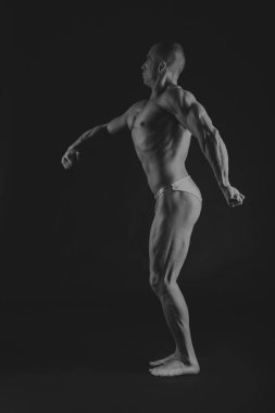 Yakışıklı güç atletik erkek ile kasları kadar pompalama eğitim 