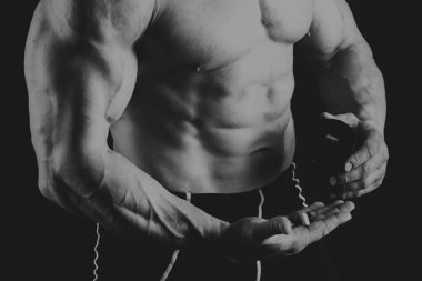 Yakışıklı güç atletik erkek ile kasları kadar pompalama eğitim 