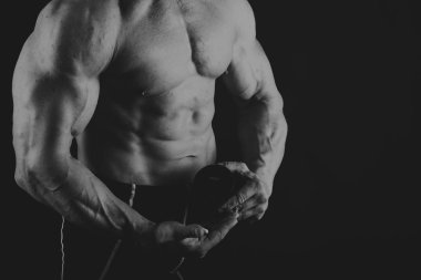 Yakışıklı güç atletik erkek ile kasları kadar pompalama eğitim 
