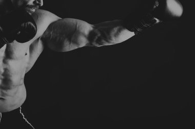 Yakışıklı güç atletik erkek ile kasları kadar pompalama eğitim 