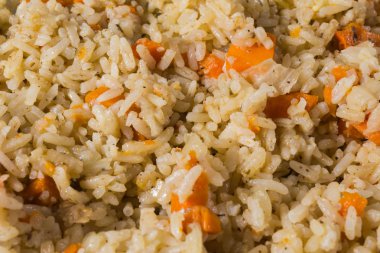 Pilav bir plaka üzerinde.