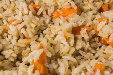 Pilav bir plaka üzerinde.