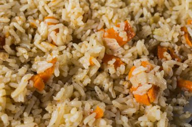 Pilav bir plaka üzerinde.