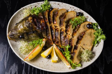 Gefilte balığı bir plaka üzerinde.