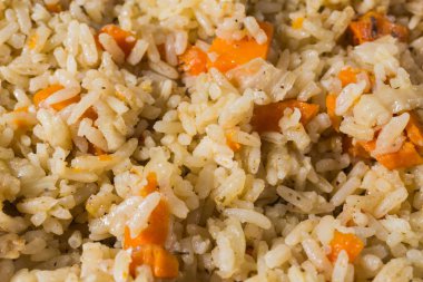 Pilav bir plaka üzerinde.