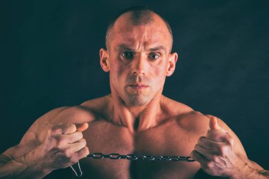 Siyah bir arka plan üzerinde kas, kabartma vücut vücut geliştiricisi. Siyah bir