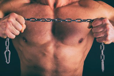 Siyah bir arka plan üzerinde kas, kabartma vücut vücut geliştiricisi. Siyah bir