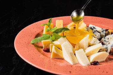 Bal ile farklı peynir