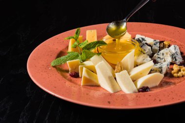 Bal ile farklı peynir