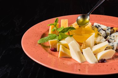 Bal ile farklı peynir