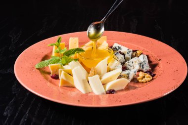 Bal ile farklı peynir