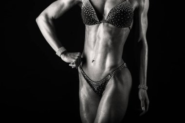 siyah bir arka plan atletik kız