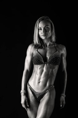 siyah bir arka plan atletik kız