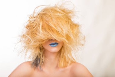 Yaratıcı makyaj ve saç