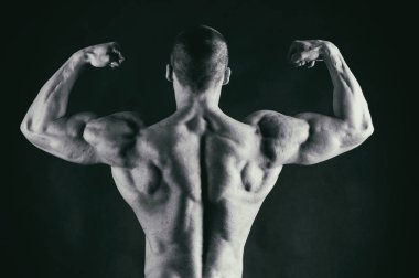Erkek güç fitness siyah bir arka plan üzerinde