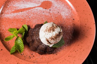 tatlı çikolatalı fondan bir plaka üzerinde.