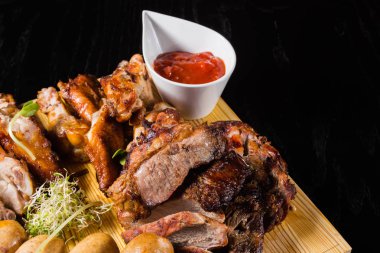 Bir plaka üzerinde çeşitli kızarmış et.