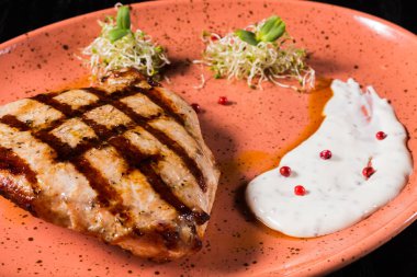 Beyaz soslu domuz eti biftek