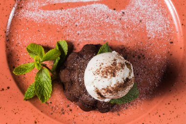 tatlı çikolatalı fondan bir plaka üzerinde.