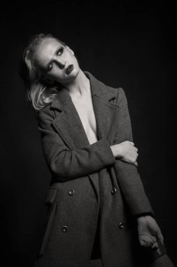 Seksi sarışın bir ceket. moda fotoğraf