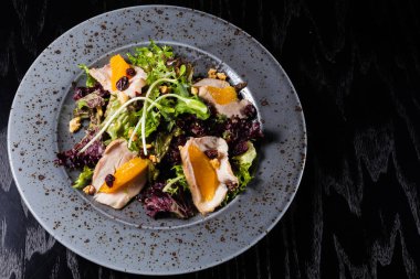 Bir tabak salataya Türkiye.