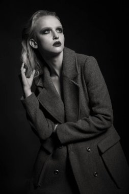 Seksi sarışın bir ceket. moda fotoğraf