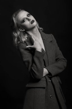 Seksi sarışın bir ceket. moda fotoğraf