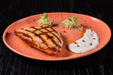 Beyaz soslu domuz eti biftek