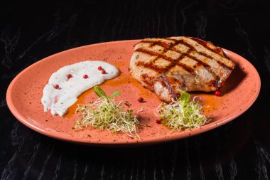 Beyaz soslu domuz eti biftek