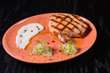 Beyaz soslu domuz eti biftek