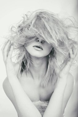 Güzellik moda fotoğrafları. Duygusal sarışın