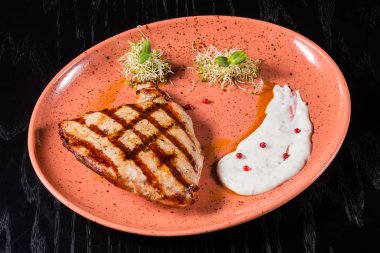 Beyaz soslu domuz eti biftek