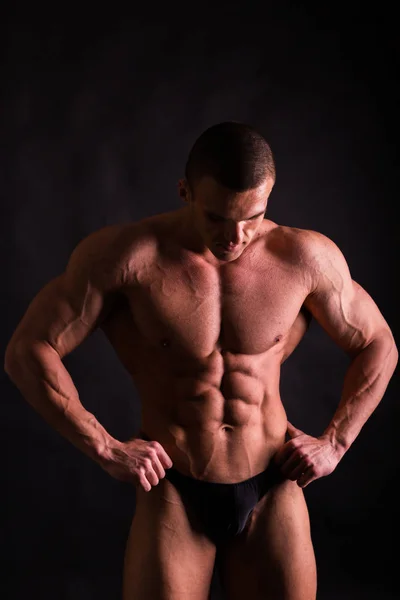 Hombre atlético poder guapo en el entrenamiento bombeo de los músculos con — Foto de Stock