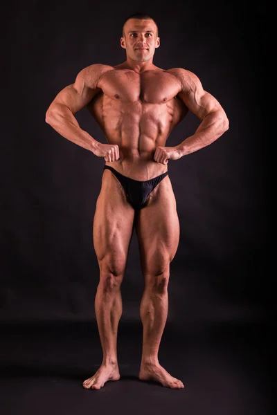 Schöner kraftvoller athletischer Mann im Training, der Muskeln mit aufpumpt — Stockfoto