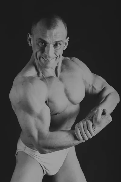 Bel homme athlétique de puissance dans l'entraînement pompage des muscles avec — Photo