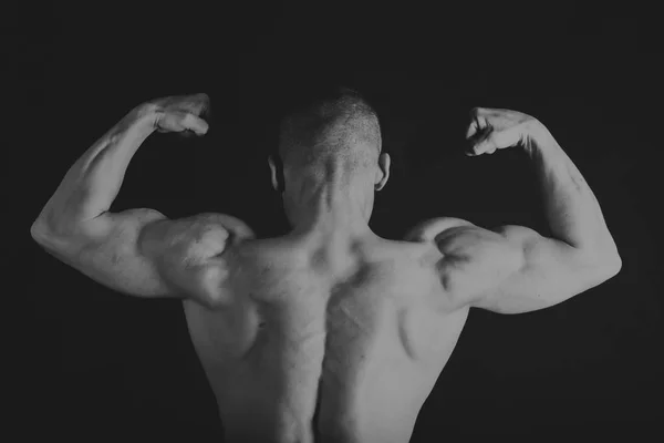Schöner kraftvoller athletischer Mann im Training, der Muskeln mit aufpumpt — Stockfoto