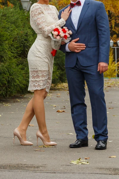 Hochzeit. Hochzeitstag. schöne Braut und eleganter Bräutigam zu Fuß — Stockfoto