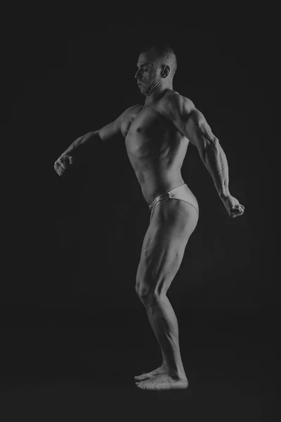 Tampan kekuatan atletik manusia dalam pelatihan memompa otot dengan — Stok Foto