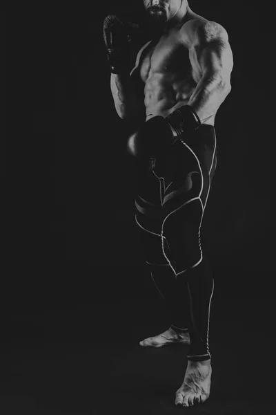 Bonito homem atlético poder no treinamento bombeamento de músculos com — Fotografia de Stock