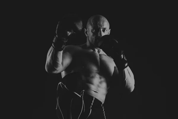 Bel homme athlétique de puissance dans l'entraînement pompage des muscles avec — Photo