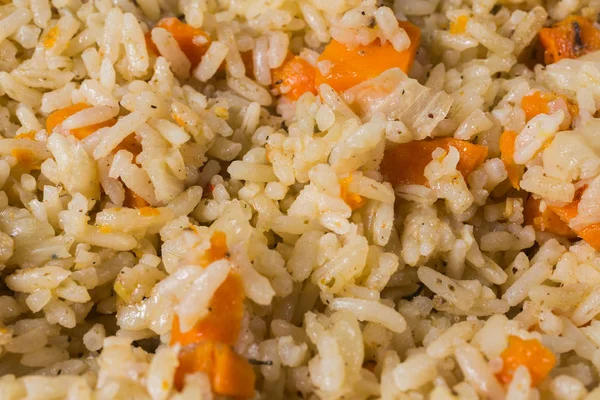Pilav bir plaka üzerinde.