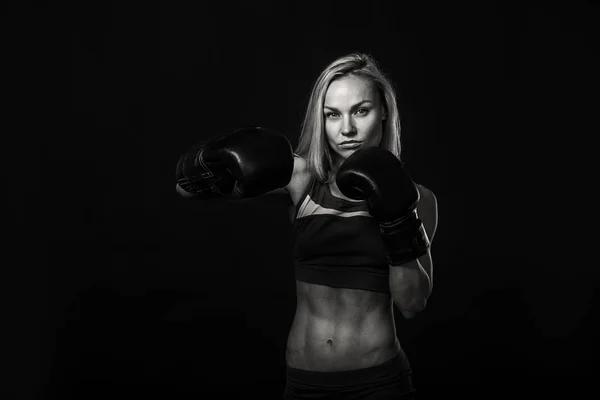 Atletische meisje op een zwarte achtergrond — Stockfoto