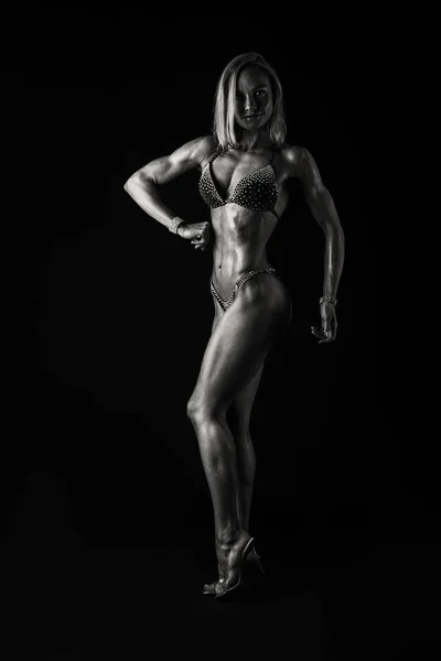 Atletica ragazza su uno sfondo nero — Foto Stock