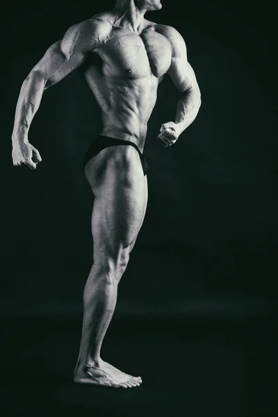 Mężczyzna power fitness na czarnym tle — Zdjęcie stockowe