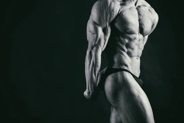 Männliche Power Fitness auf schwarzem Hintergrund — Stockfoto