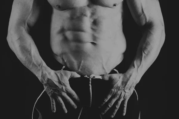 Fitness puissance masculine sur fond noir — Photo