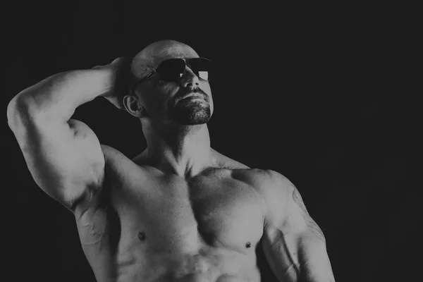 Мужской силовой фитнес на черном фоне — стоковое фото
