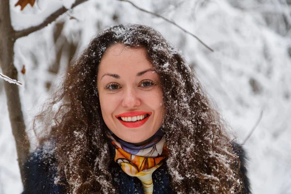 Красивый портрет девушки в шубе зимой — стоковое фото