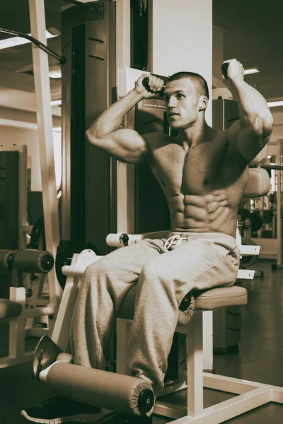 在健身房训练腹部肌肉 — 图库照片
